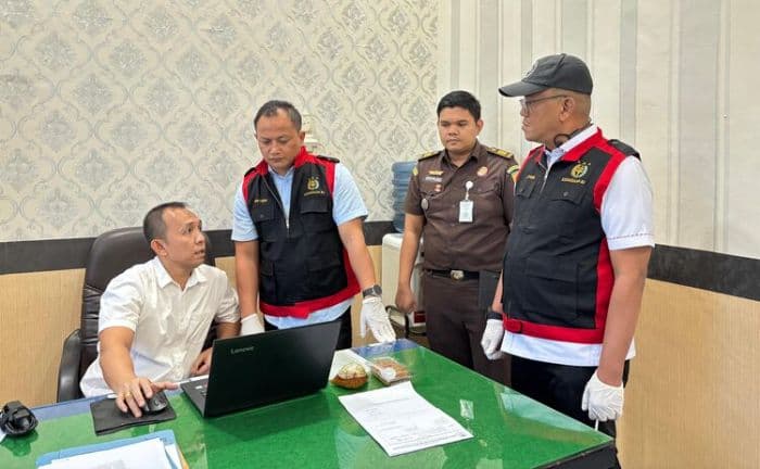 kajari_binjai_pimpin_penggeledahan_di_dinas_putr_selidiki_dugaan_korupsi_dbh_sawit