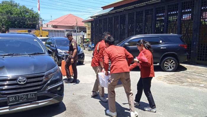 kejari_binjai_sita_empat_boks_dokumen_usai_geledah_kantor_putr_binjai