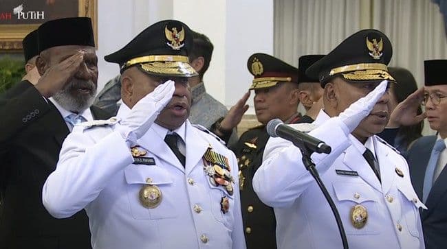 prabowo_lantik_mathius_fakhiriaryoko_sebagai_gubernurwagub_papua_20252030_