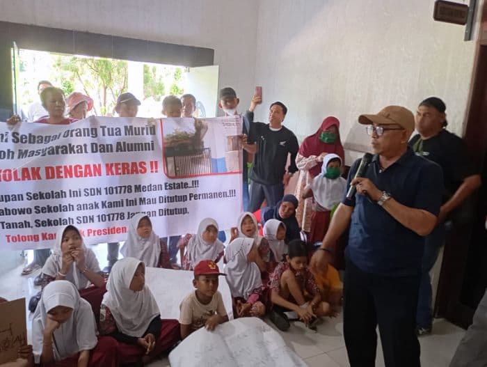 puluhan_siswa_sd_di_medan_estate_demo_ke_dprd_deli_serdang_tolak_penutupan_sekolah