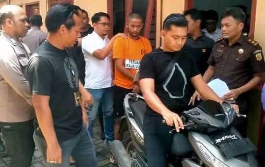 tragis_pemuda_binjai_bunuh_pacar_karena_diolok_miskin_polisi_gelar_rekonstruksi