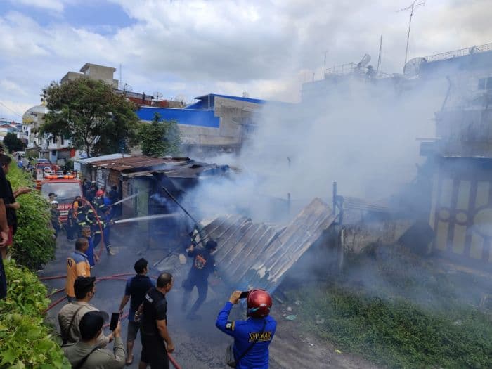 usaha_pemotongan_ayam_di_siantar_terbakar_kerugian_ditaksir_puluhan_juta