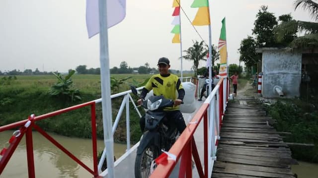 kapolresta_deli_serdang_resmikan_jembatan_merah_putih_penghubung_dua_desa