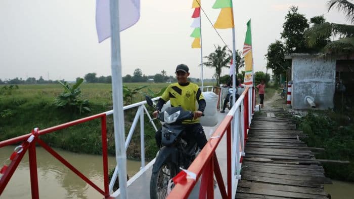 kapolresta_deli_serdang_resmikan_jembatan_merah_putih_penghubung_dua_desa