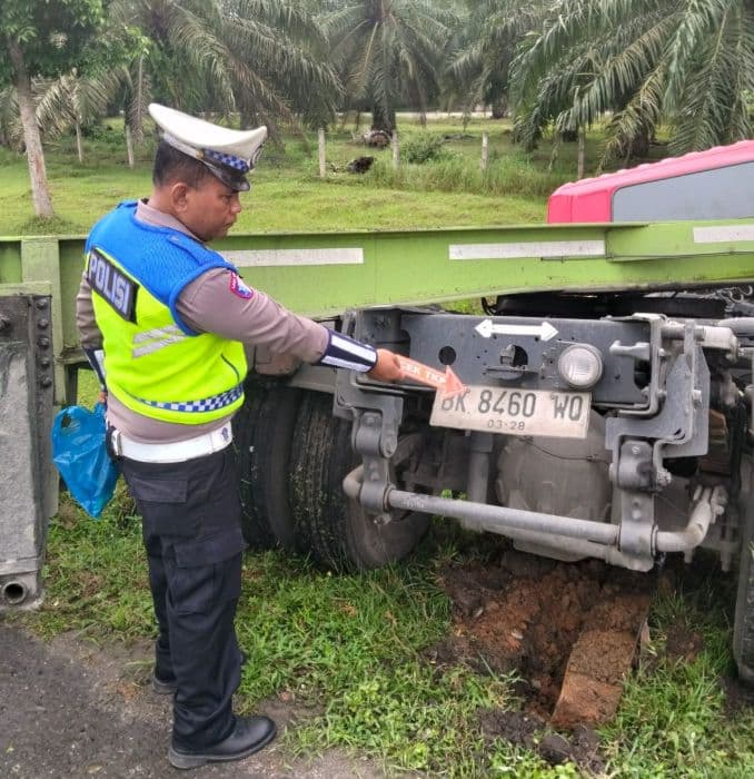 kecelakaan_tunggal_di_tol_jmkt_sergai_sopir_dan_kernet_truk_lukaluka