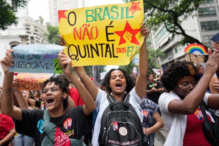 khawatir_brasil_jadi_koloni_as_ribuan_mahasiswa_rio_tolak_flavio_bolsonaro