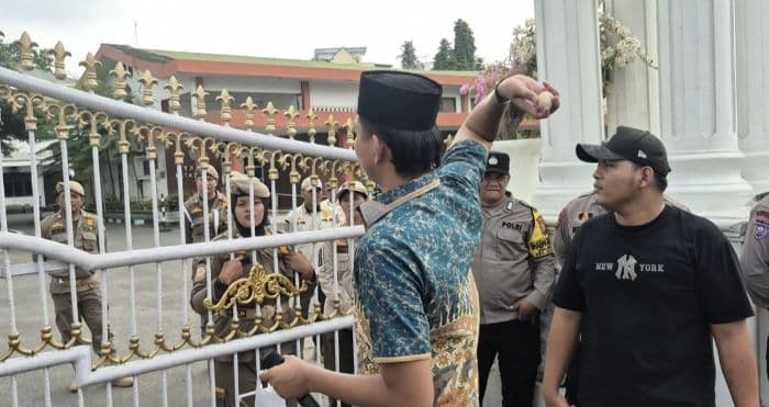 mahasiswa_lempar_10_telur_busuk_ke_kantor_wali_kota_binjai_soroti_jalan_rusak