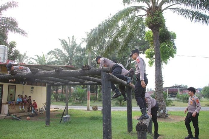 polres_tebing_tinggi_tingkatkan_fisik_dan_mental_personel_lewat_latihan_halang_rintang
