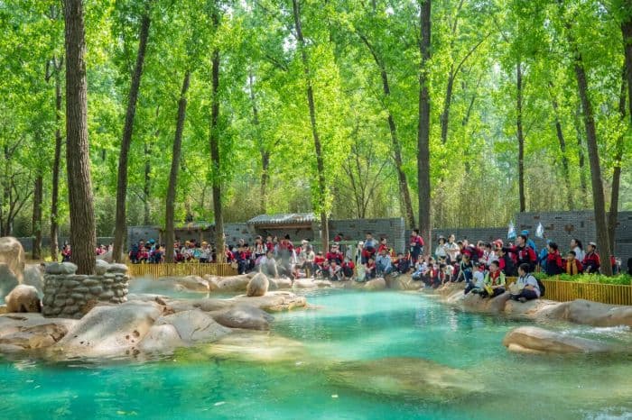 wisatawan_di_beijing_buru_ratusan_ulat_agar_dapat_hadiah