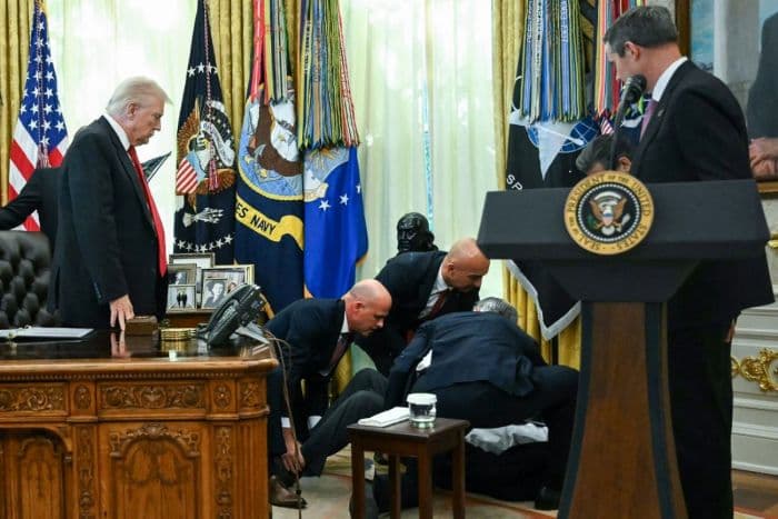 bos_farmasi_mendadak_pingsan_saat_donald_trump_berpidato_di_gedung_putih