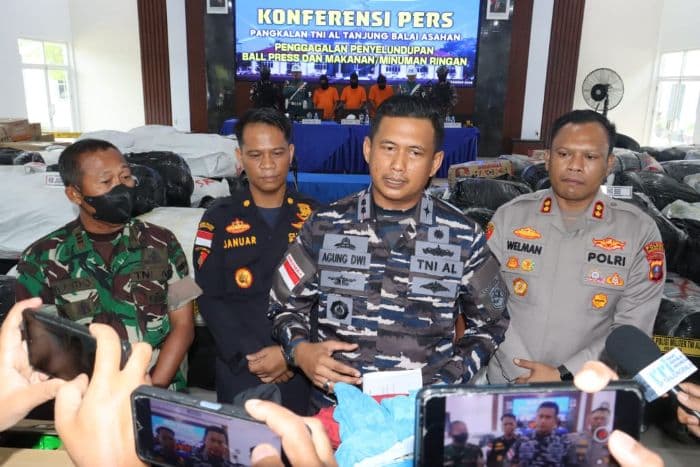 danlanal_tanjungbalaiasahan_gagalkan_penyelundupan_pakaian_bekas_senilai_rp15_miliar_dua_kapal_malaysia_diamankan