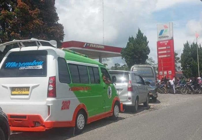 antrean_bbm_mengular_dua_spbu_di_simalungun_masih_macet_parah_sejak_pagi