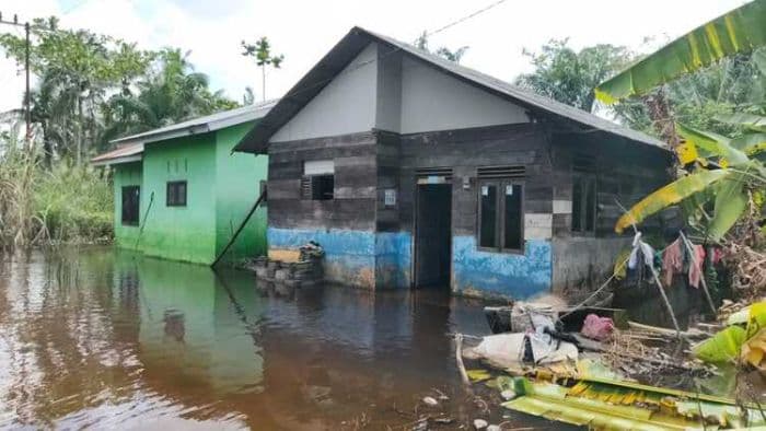 banjir_13_hari_di_langkat_desa_suka_maju_masih_terendam_setengah_meter