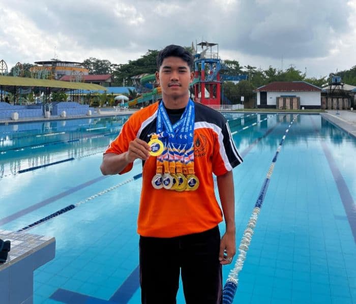 batang_kuis_bangga_atlet_renang_rizky_irfansyah_sukses_borong_9_medali_porkab_2025