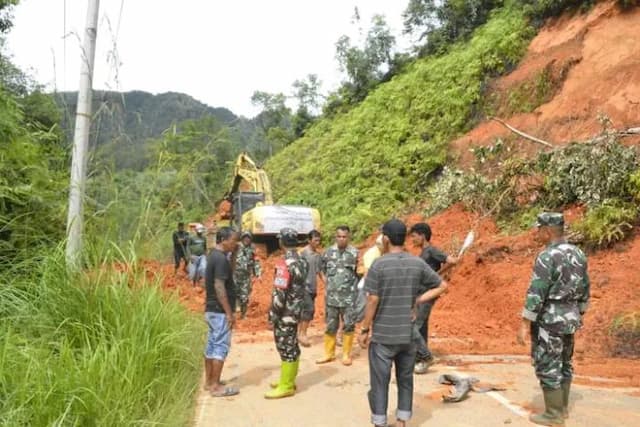 danrem_023ks_kerahkan_alat_berat_dan_sembako_percepat_tanggap_darurat_banjir_di_tapian_nauli_tapteng