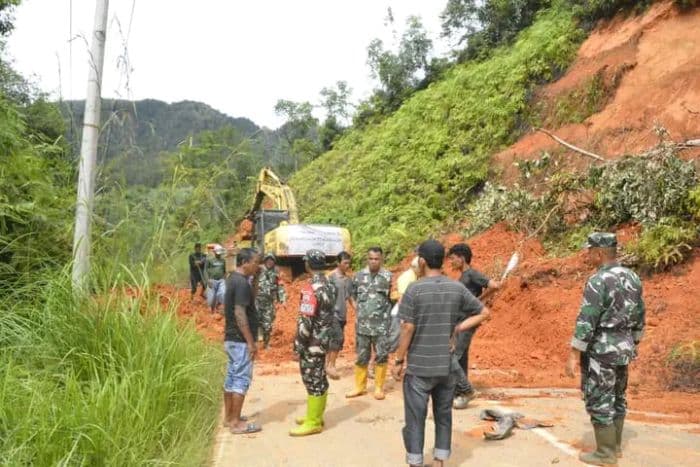 danrem_023ks_kerahkan_alat_berat_dan_sembako_percepat_tanggap_darurat_banjir_di_tapian_nauli_tapteng