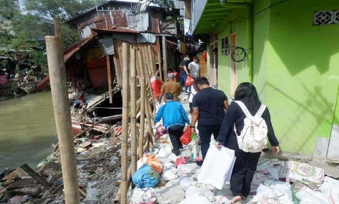 empat_rumah_hanyut_89_keluarga_terendam_warga_petisah_tengah_mulai_terima_bantuan_usai_banjir_besar