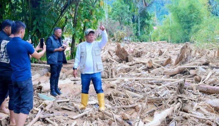 kayu_bawaan_banjir_akan_dikelola_untuk_bantu_korban_bencana_di_tapteng