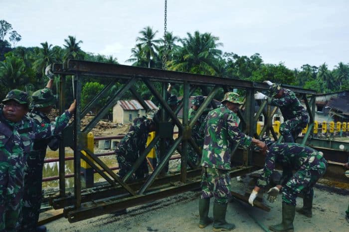 korem_023ks_bangun_jembatan_bailey_pulihkan_akses_taptengtapsel_yang_terputus
