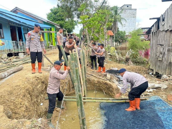 perbaikan_tanggul_jebol_di_tanjungpura_langkat_brimob_turun_bantu_kendalikan_banjir
