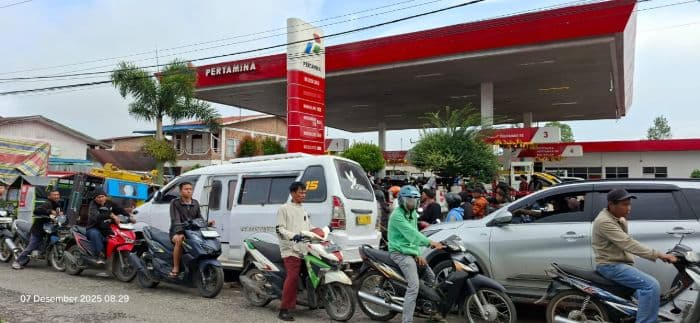 pertamina_suplai_bbm_112_kiloliter_per_hari_di_dairi_kendaraan_masih_mengular_di_spbu