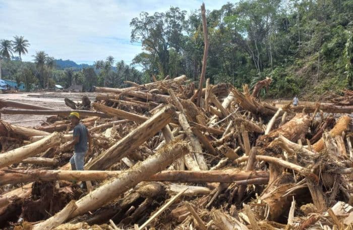 refleksi_banjir_bandang_dan_longsor_tapteng_jerit_tangis_pilu_di_tengah_banjir_bandang