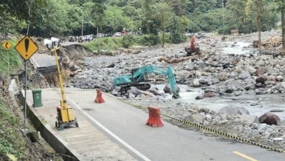 sempat_putus_dampak_banjir_bandang_jalan_lembah_anai_padangbukittinggi_dibuka_kembali