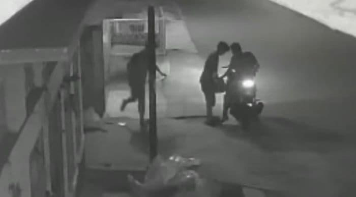tiga_pria_di_kisaran_curi_baterai_mobil_jenazah_terekam_cctv