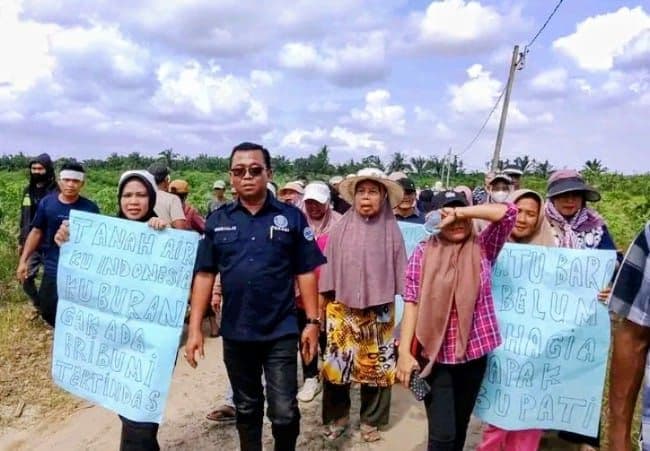 warga_desa_brohol_demo_pt_emha_tuntut_hibah_lahan_tpu_dan_transparansi_csr