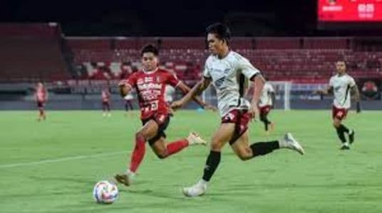 bali_united_unggul_10_atas_psm_makassar_di_babak_pertama_gol_kilat_mustafic_kartu_merah_warnai_laga