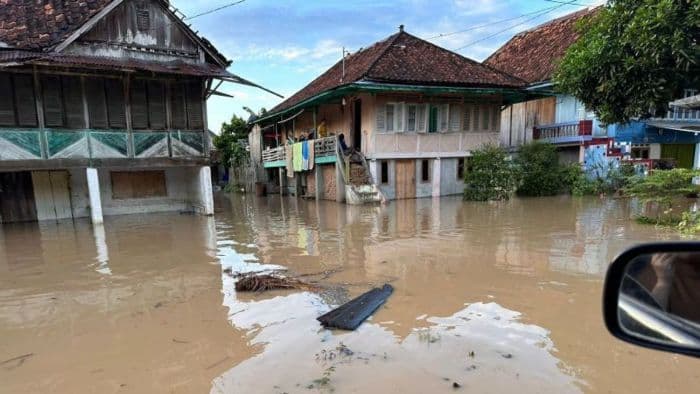 banjir_setinggi_satu_meter_rendam_164_rumah_warga_oku_sumsel_ratusan_kk_dievakuasi