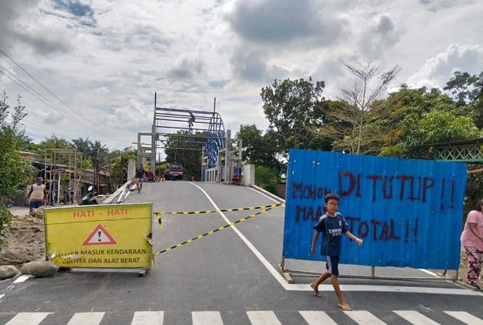 jembatan_sei_kualanamu_di_deli_serdang_ditutup_sementara_akses_warga_terganggu