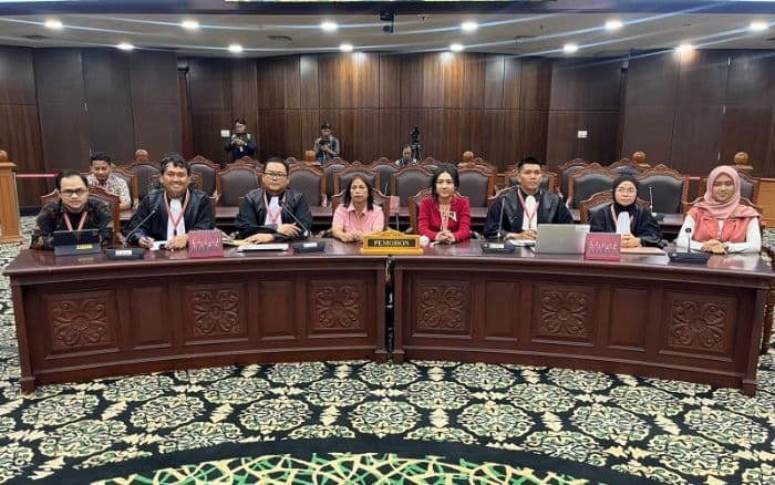 mk_sidangkan_permohonan_uji_materiil_uu_peradilan_militer_yang_diajukan_dua_warga_sumut