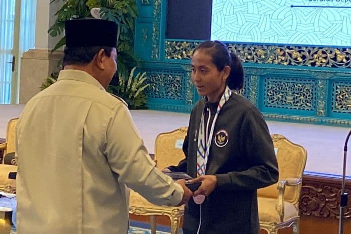 prabowo_serahkan_bonus_rp1_miliar_kepada_atlet_sea_games_yang_meraih_medali_emas