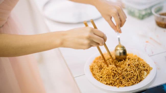 sering_makan_mi_instan_aman_atau_berbahaya_ini_batas_konsumsinya_menurut_dokter
