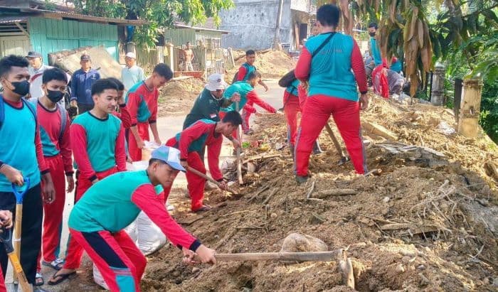 siswa_man_sibolga_bantu_warga_bersihkan_lingkungan_kelurahan_angin_nauli_pasca_banjir