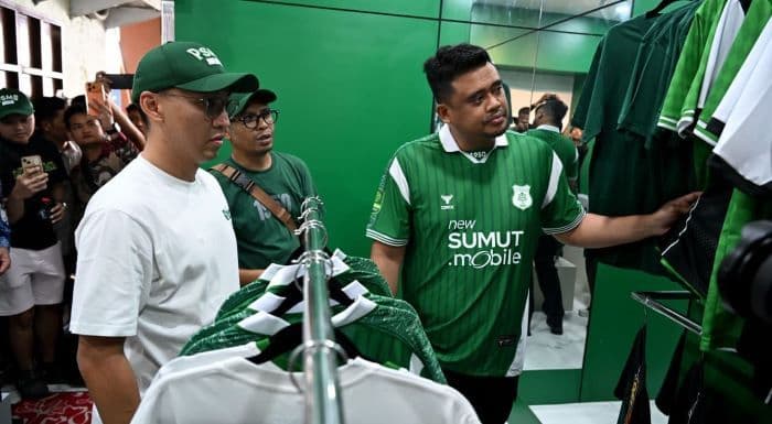 tinjau_toko_merchandise_psms_gubernur_bobby_beli_yang_ori_demi_kemajuan_tim