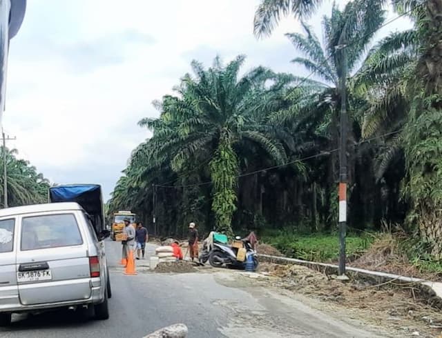 warga_perbaiki_jalan_rusak_di_siantarsaribudolok