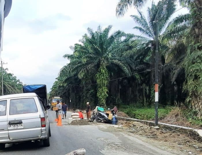 warga_perbaiki_jalan_rusak_di_siantarsaribudolok