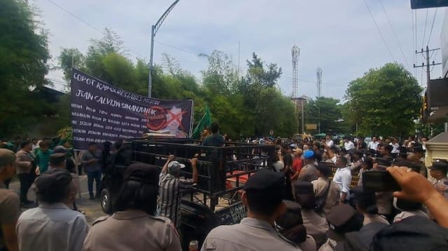demo_di_medan_mahasiswa_tuntut_copot_kapolrestabes_warga_dukung_kinerjanya