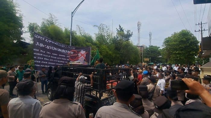 demo_di_medan_mahasiswa_tuntut_copot_kapolrestabes_warga_dukung_kinerjanya