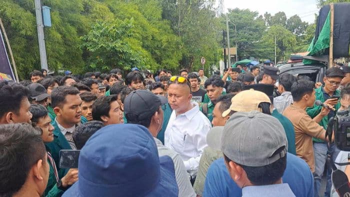 massa_pro_kapolrestabes_bubar_puluhan_mahasiswa_hendak_bakar_ban
