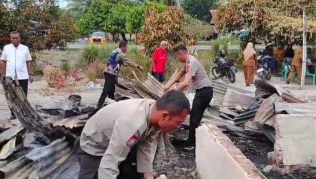 polsek_tanjung_morawa_bersihkan_puing_kebakaran_di_desa_penara_kebun_