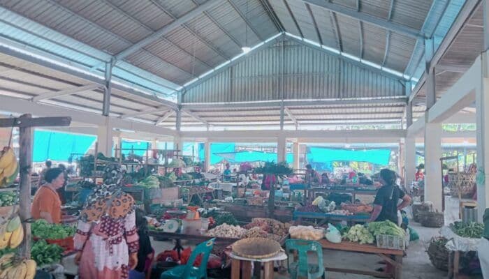 sepi_pembeli_pedagang_pasar_bakaran_batu_kembali_berjualan_di_jalan_hasanuddin_lubuk_pakam