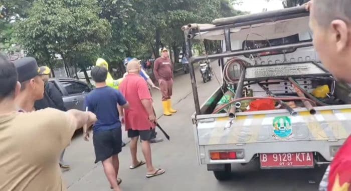 wali_kota_bekasi_diancam_golok_di_hadapan_kapolres_saat_penertiban_pkl