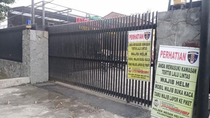 pascakebakaran_gerbang_polsek_helvetia_tertutup_