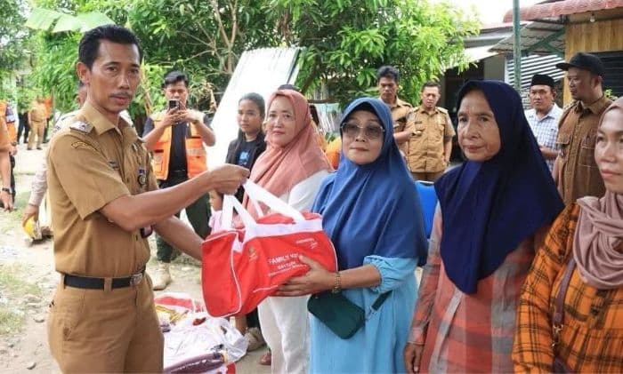 12_rumah_terdampak_puting_beliung_terima_bantuan_dari_pemko_binjai