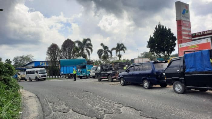 antrean_panjang_di_spbu_pematang_raya_sopir_truk_menunggu_solar_sejak_minggu