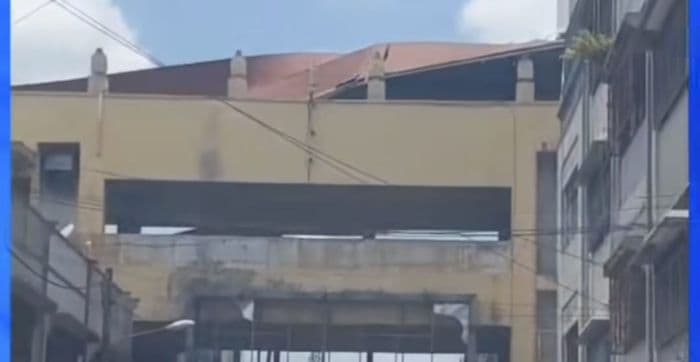 atap_gedung_sky_cross_di_jalan_sudirman_binjai_rusak_diterjang_angin_kencang_