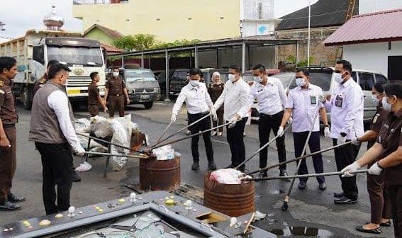 kejari_karo_musnahkan_42_kg_ganja_dan_14_kg_sabu_serta_barang_bukti_judi
